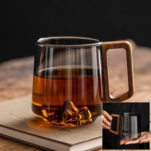 Stilvolle Glastasse mit Holzgriff